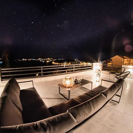 Garden View With Rooftop Terrace Apartman