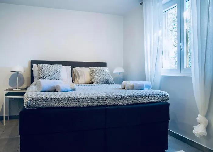 One Bedroom With Garden Views - Access To Amazing Rooftop Terrace, Free Parking And Gym On Premises דירה *